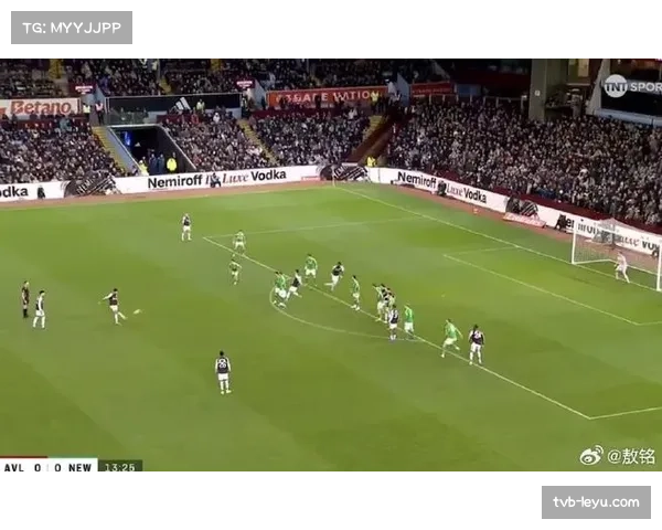 赛场花絮：维拉主罚任意球前，对方人墙距离引发争议测量