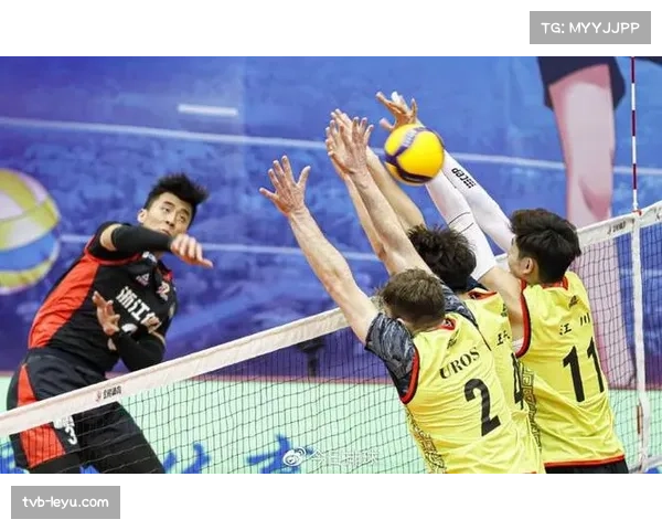 法国男排年轻主扣出制胜球后，奔向场边与父亲（前国手）拥抱